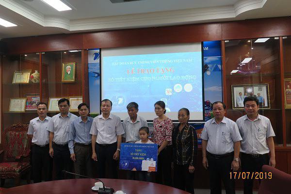 Công đoàn Viễn thông Hà Nam tổ chức lễ trao tặng sổ tiết kiệm của Hội đồng quản lý Quỹ Hỗ trợ và Khuyến khích VNPT cho thân nhân người lao động