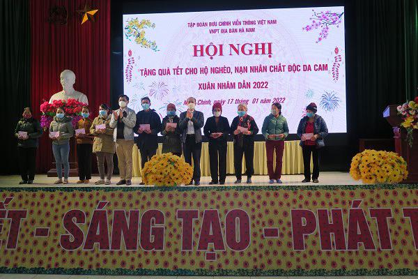 VNPT địa bàn Hà Nam trao quà cho người nghèo nhân dịp tết nguyên đán Nhâm Dần năm 2022